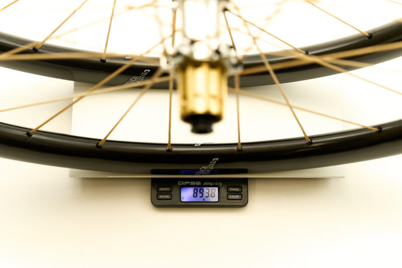 PI ROPE Strada 36 Laufradsatz auf Waage, die 893,8g anzeigt.